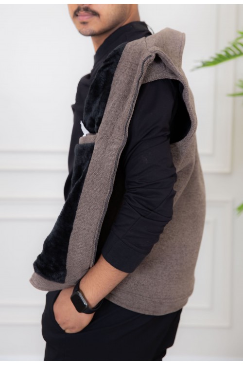 سديري رجالي لون بني مبطن بفرو بياقة كبيرة و جيوب جانبية و داخلية و سحاب من الأمام