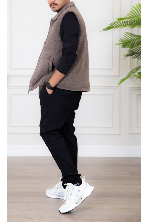 سديري رجالي لون بني مبطن بفرو بياقة كبيرة و جيوب جانبية و داخلية و سحاب من الأمام