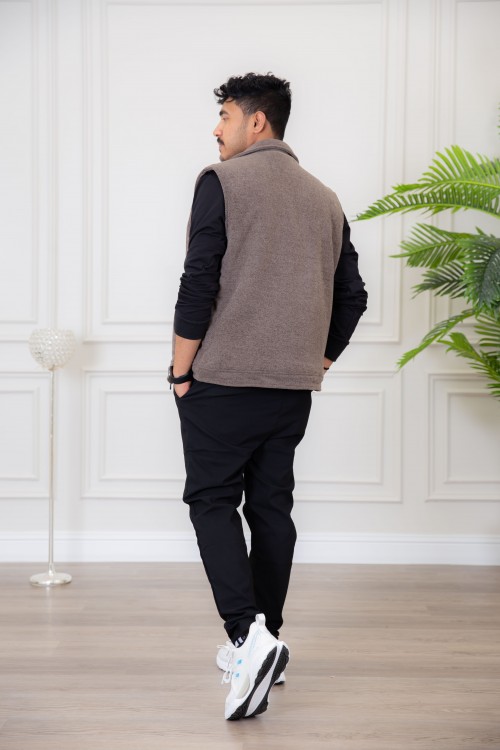 سديري رجالي لون بني مبطن بفرو بياقة كبيرة و جيوب جانبية و داخلية و سحاب من الأمام