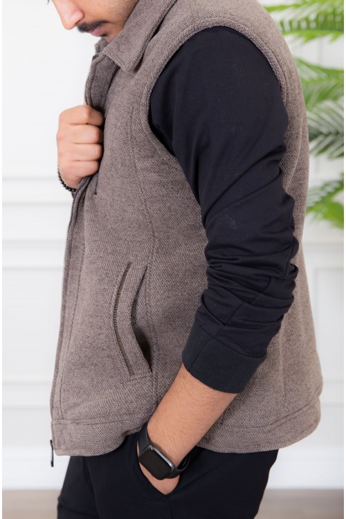 سديري رجالي لون بني مبطن بفرو بياقة كبيرة و جيوب جانبية و داخلية و سحاب من الأمام