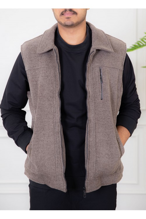 سديري رجالي لون بني مبطن بفرو بياقة كبيرة و جيوب جانبية و داخلية و سحاب من الأمام