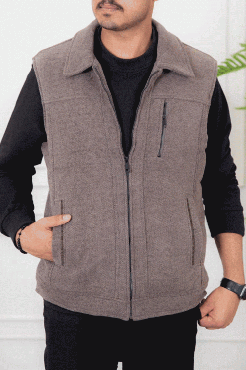 سديري رجالي لون بني مبطن بفرو بياقة كبيرة و جيوب جانبية و داخلية و سحاب من الأمام