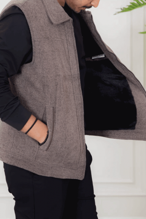 سديري رجالي لون بني مبطن بفرو بياقة كبيرة و جيوب جانبية و داخلية و سحاب من الأمام