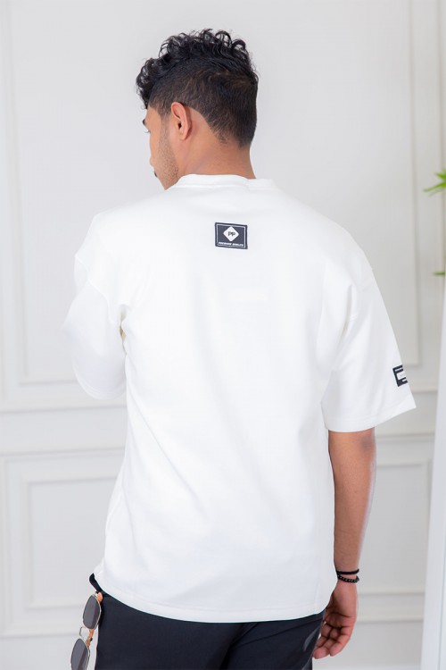 تيشيرت رجالي لون أبيض أكمام قصيرة مزين بكتابة من الأمام و الأكمام