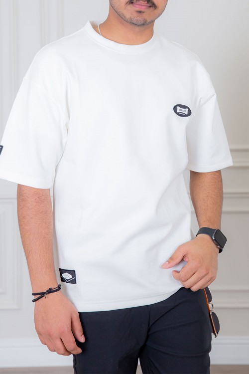 تيشيرت رجالي لون أبيض أكمام قصيرة مزين بكتابة من الأمام و الأكمام