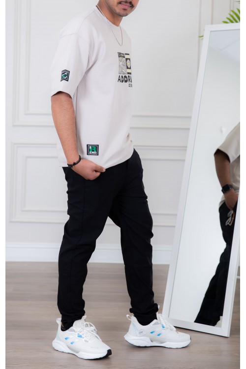 تيشيرت رجالي لون أبيض أكمام قصيرة مزين برسومات و كتابات من الأمام