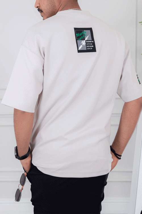 تيشيرت رجالي لون أبيض أكمام قصيرة مزين برسومات و كتابات من الأمام