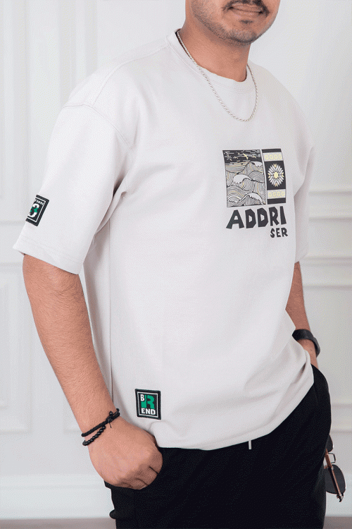 تيشيرت رجالي لون أبيض أكمام قصيرة مزين برسومات و كتابات من الأمام