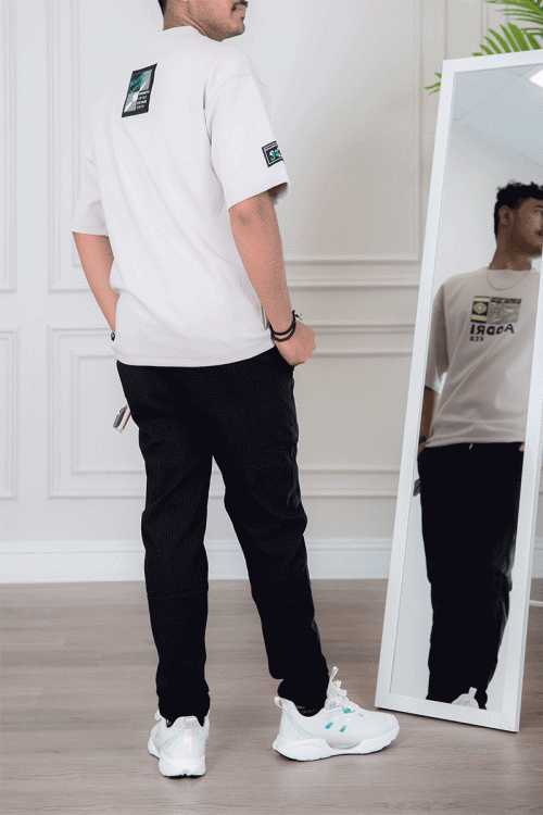 تيشيرت رجالي لون أبيض أكمام قصيرة مزين برسومات و كتابات من الأمام