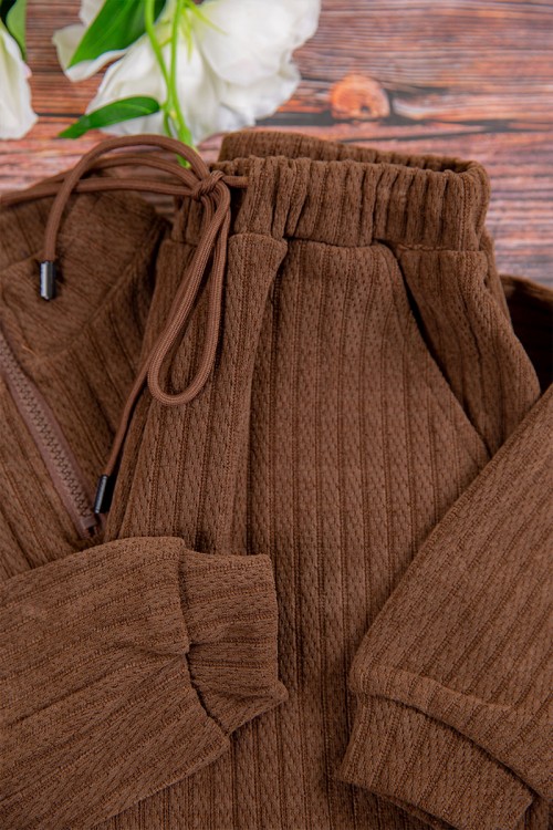 طقم شتوي ولادي  أنيق قطعتين لون بني بسحاب من الأمام و ياقة مرتفعة