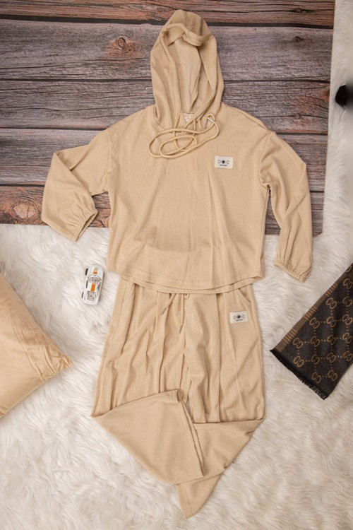 طقم شتوي بناتي  أنيق قطعتين لون بيج  بكتابات من الأمام