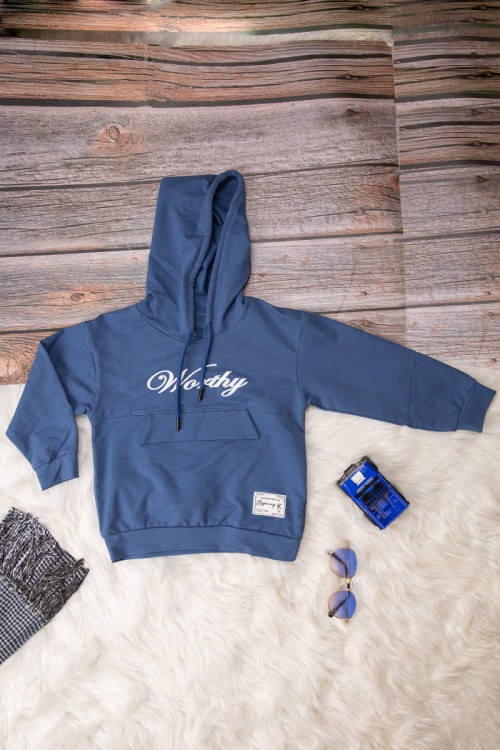 طقم شتوي بناتي أنيق قطعتين لون كحلي بكتابات من الأمام و هودي على الرأس مع ثنية من الأمام