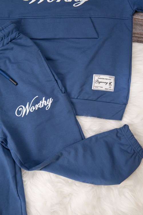 طقم شتوي بناتي أنيق قطعتين لون كحلي بكتابات من الأمام و هودي على الرأس مع ثنية من الأمام