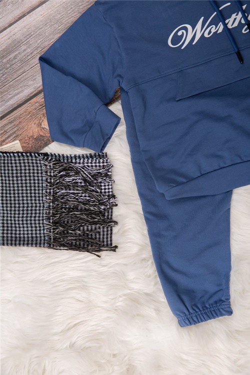 طقم شتوي بناتي أنيق قطعتين لون كحلي بكتابات من الأمام و هودي على الرأس مع ثنية من الأمام