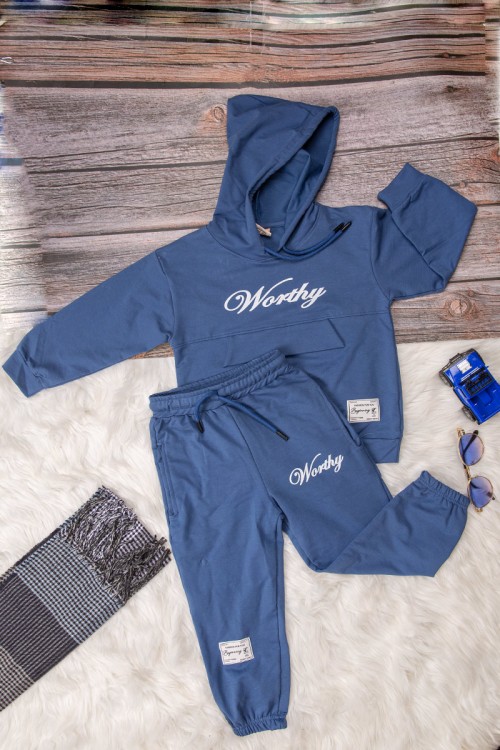 طقم شتوي بناتي أنيق قطعتين لون كحلي بكتابات من الأمام و هودي على الرأس مع ثنية من الأمام