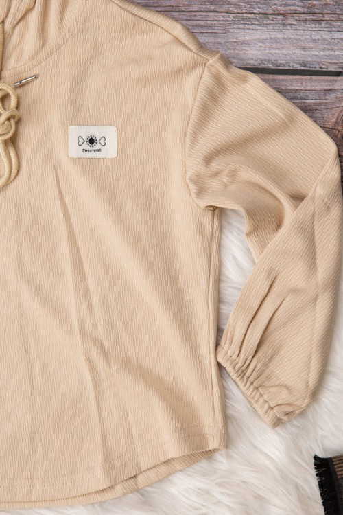 طقم شتوي ولادي  أنيق قطعتين لون بيج  بكتابات من الأمام