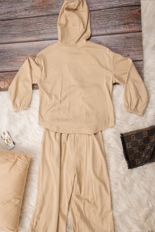 طقم شتوي ولادي  أنيق قطعتين لون بيج  بكتابات من الأمام