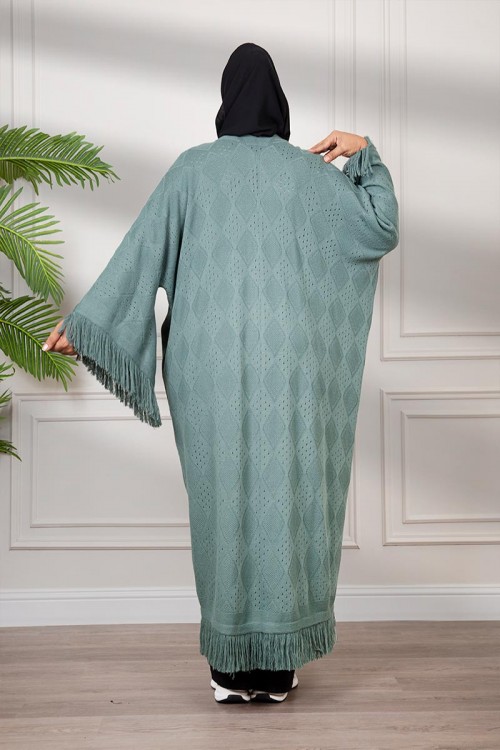 عباية شتوية نسائية أنيقة، مصنوعة من قماش دافئ وتفاصيل راقية، مثالية لأناقة دافئة في الشتاء