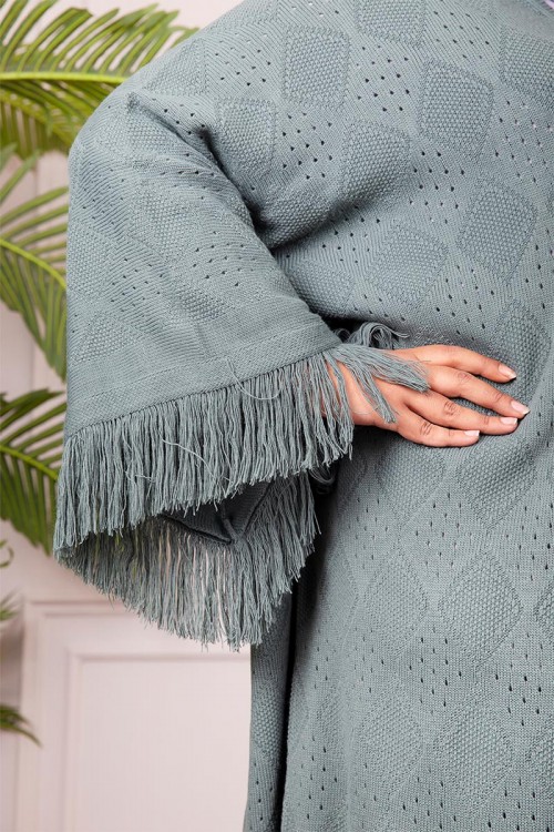 عباية شتوية نسائية أنيقة، مصنوعة من قماش دافئ وتفاصيل راقية، مثالية لأناقة دافئة في الشتاء