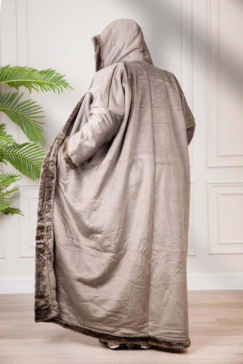 فروة شتوي نسائي تركي أنيقة لون رمادي  بفرو من الداخل مفتوحة من الأمام بتصميم زخرفة ومتصلة بغطاء الرأس