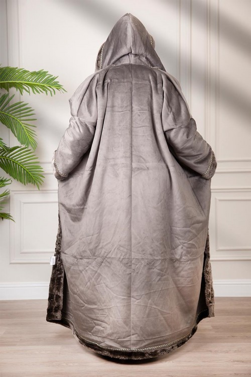 فروة شتوي نسائي تركي أنيقة لون رمادي  بفرو من الداخل مفتوحة من الأمام بتصميم زخرفة ومتصلة بغطاء الرأس