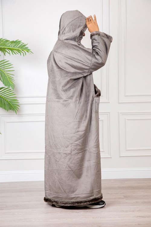 فروة شتوي نسائي تركي أنيقة لون رمادي  بفرو من الداخل مفتوحة من الأمام بتصميم زخرفة ومتصلة بغطاء الرأس