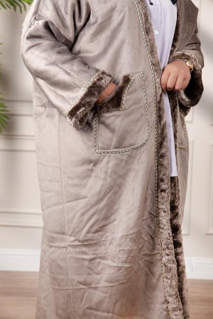 فروة شتوي نسائي تركي أنيقة لون رمادي  بفرو من الداخل مفتوحة من الأمام بتصميم زخرفة ومتصلة بغطاء الرأس