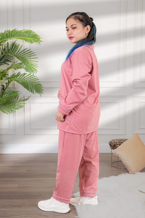 زي عاملة شتوي مبطن قطعتين قماش سادة  أكمام طويلة و ياقة بازرار أمامية و جيوب من الأمام  التفاصيل