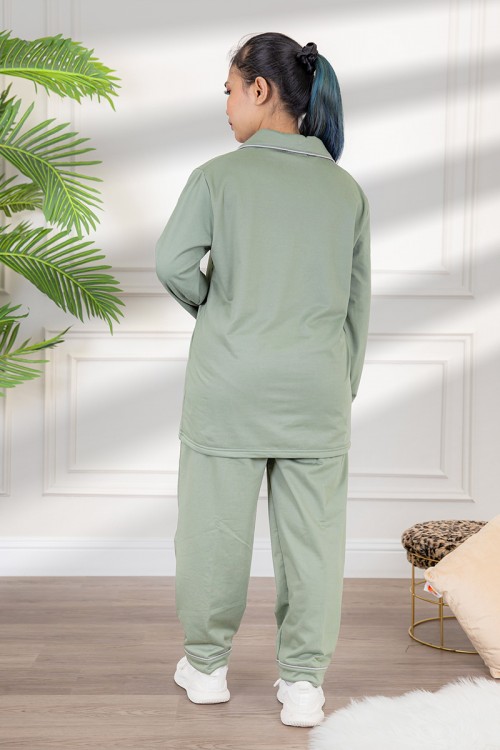 زي عاملة شتوي مبطن قطعتين قماش سادة  أكمام طويلة و ياقة بازرار أمامية و جيوب من الأمام  التفاصيل