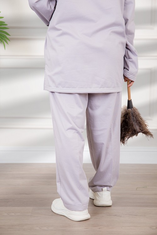 زي عاملة شتوي مبطن قطعتين قماش سادة  أكمام طويلة و ياقة بازرار أمامية و جيوب من الأمام  التفاصيل