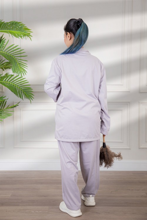 زي عاملة شتوي مبطن قطعتين قماش سادة  أكمام طويلة و ياقة بازرار أمامية و جيوب من الأمام  التفاصيل