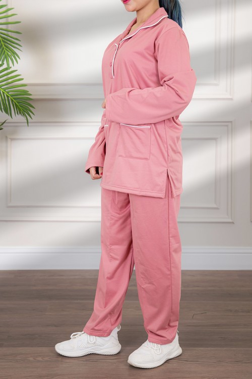 زي عاملة شتوي مبطن قطعتين قماش سادة   أكمام طويلة و ياقة بازرار أمامية و جيوب من الأمام