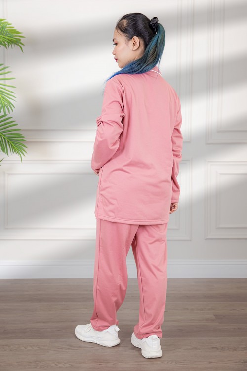 زي عاملة شتوي مبطن قطعتين قماش سادة   أكمام طويلة و ياقة بازرار أمامية و جيوب من الأمام