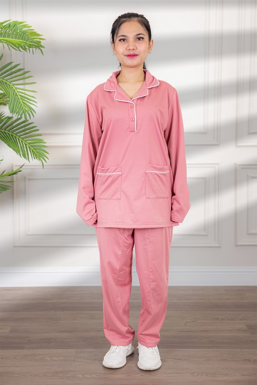 زي عاملة شتوي مبطن قطعتين قماش سادة   أكمام طويلة و ياقة بازرار أمامية و جيوب من الأمام