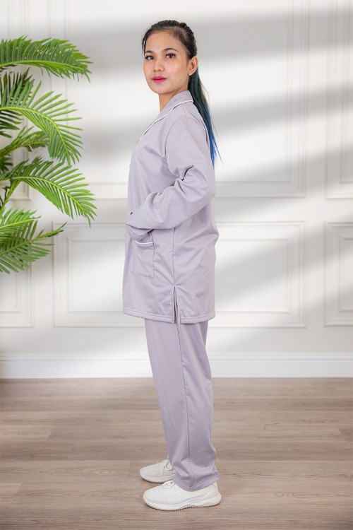 زي عاملة شتوي مبطن قطعتين قماش سادة   أكمام طويلة و ياقة بازرار أمامية و جيوب من الأمام