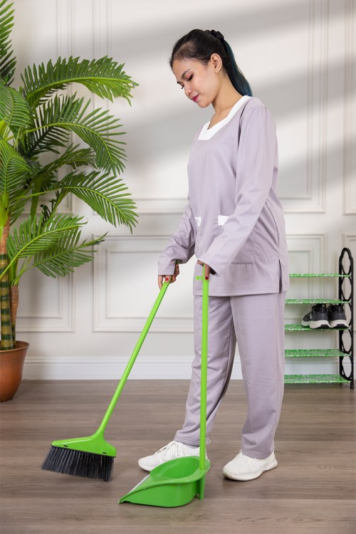 زي عاملة شتوي مبطن قطعتين قماش سادة  أكمام طويلة بقصه صدر شكل مربع و جيوب من الأمام