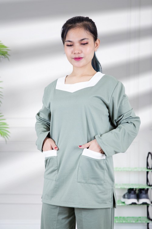 زي عاملة شتوي مبطن قطعتين قماش سادة  أكمام طويلة بقصه صدر شكل مربع و جيوب من الأمام