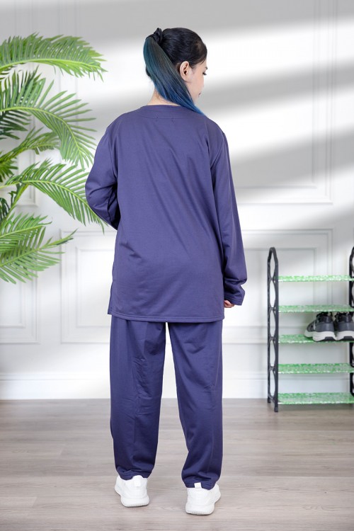 زي عاملة شتوي مبطن قطعتين قماش سادة  أكمام طويلة بقصه صدر شكل مربع و جيوب من الأمام