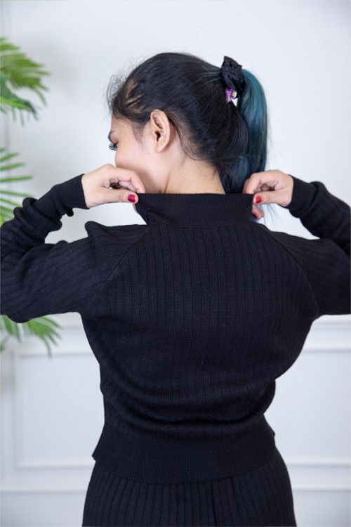 طقم نسائي شتوي  بأكمام طويلة وياقة عالية