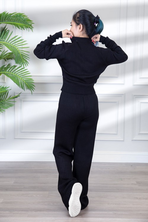 طقم نسائي شتوي  بأكمام طويلة وياقة عالية