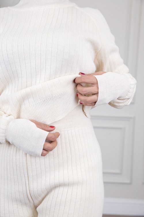 طقم نسائي شتوي  بأكمام طويلة وياقة عالية