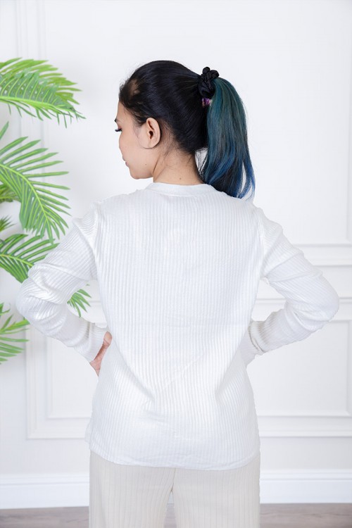 بلوفر نسائي شتوي  لون أبيض بأزرار أمامية و أكمام طويلة