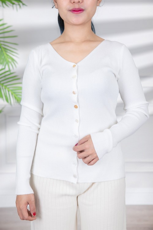 بلوفر نسائي شتوي  لون أبيض بأزرار أمامية و أكمام طويلة