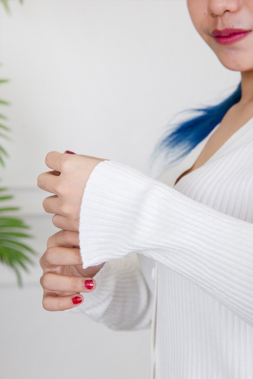 بلوفر نسائي شتوي  لون أبيض بأزرار أمامية و أكمام طويلة