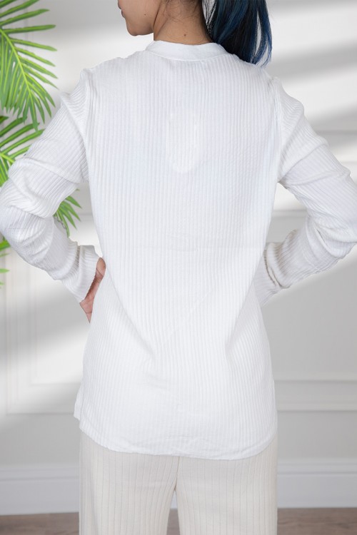 بلوفر نسائي شتوي  لون أبيض بأزرار أمامية و أكمام طويلة