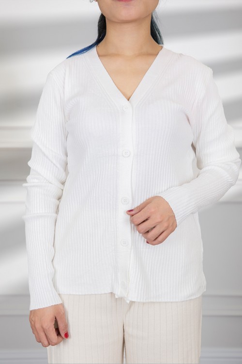 بلوفر نسائي شتوي  لون أبيض بأزرار أمامية و أكمام طويلة