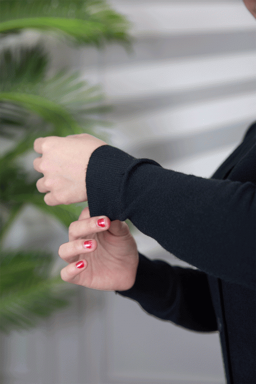 بلوفر نسائي شتوي لون أسود و أكمام طويلة