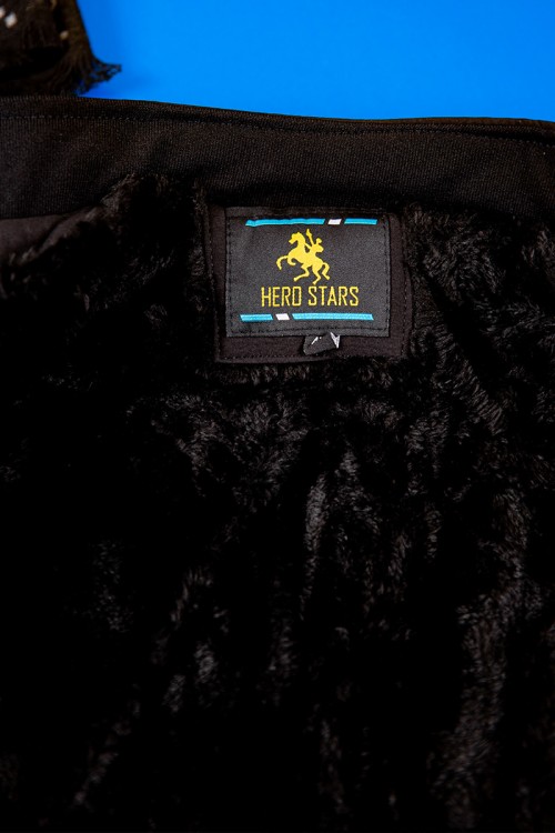 جاكيت ولادي شتوي لون أسود مبطن بفرو بأكمام طويلة و بجيوب أمامية وداخلية