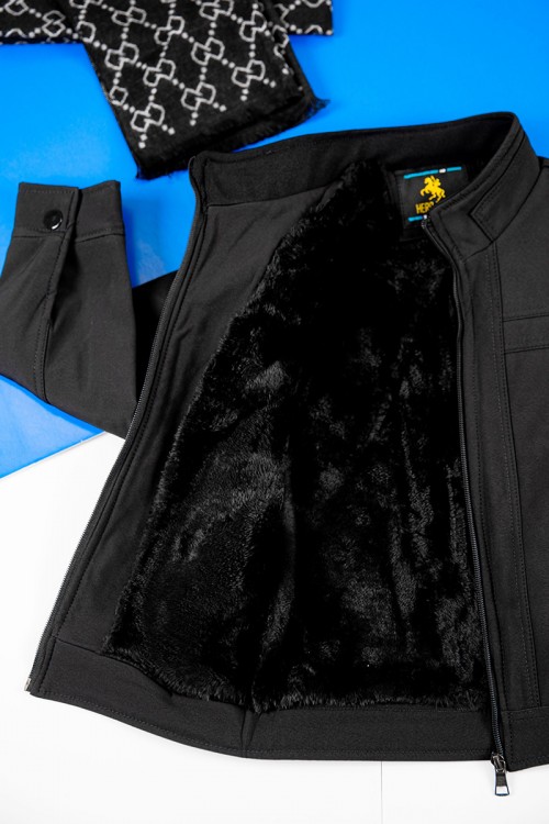 جاكيت ولادي شتوي لون أسود مبطن بفرو بأكمام طويلة و بجيوب أمامية وداخلية