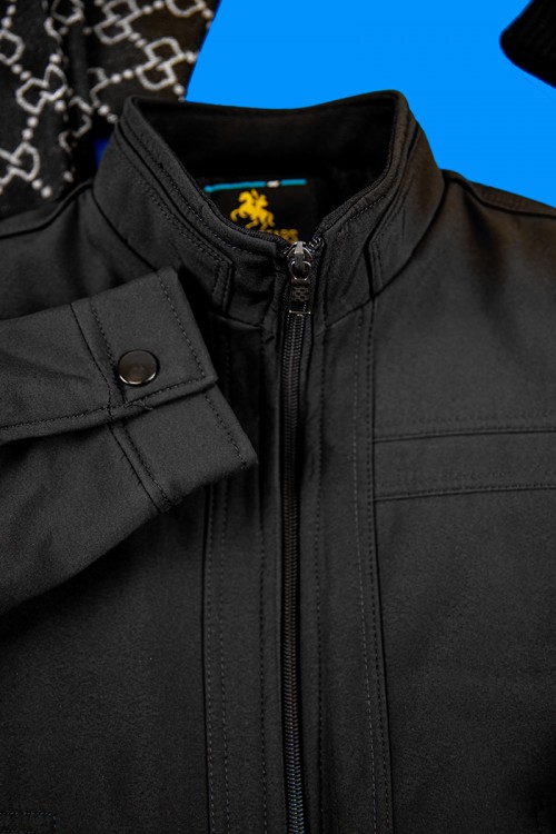 جاكيت ولادي شتوي لون أسود مبطن بفرو بأكمام طويلة و بجيوب أمامية وداخلية